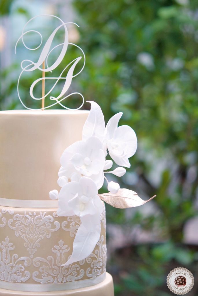 damask-orchid-wedding-cake-tarta-de-boda-mericakes-melia-sky-flores-de-azucar-sugarcraft-fondant-cake-designer-monogram-barcelona-wedding-platano-canela-bridal-satin-1