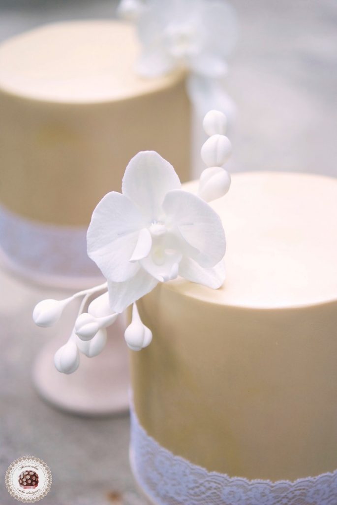 damask-orchid-wedding-cake-tarta-de-boda-mericakes-melia-sky-flores-de-azucar-sugarcraft-fondant-cake-designer-monogram-barcelona-wedding-platano-canela-bridal-satin-7