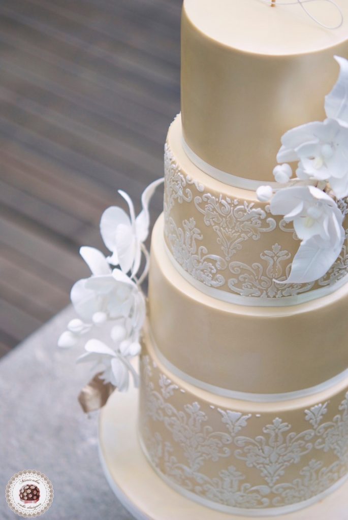 damask-orchid-wedding-cake-tarta-de-boda-mericakes-melia-sky-flores-de-azucar-sugarcraft-fondant-cake-designer-monogram-barcelona-wedding-platano-canela-bridal-satin-t5