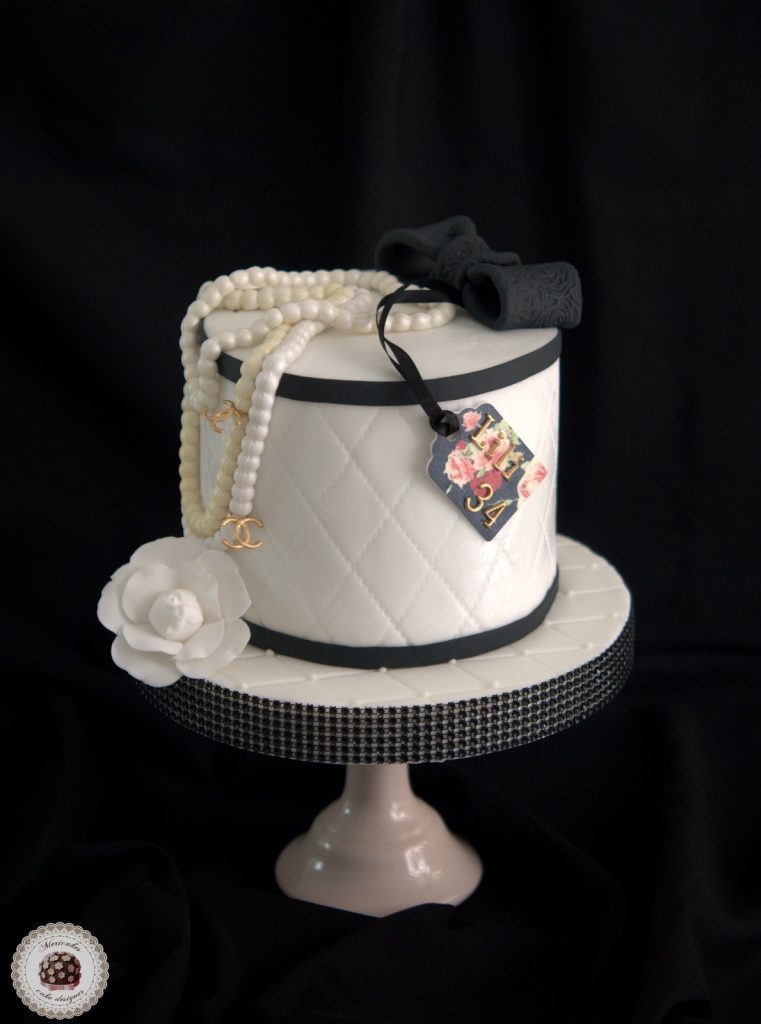 tarta-chanel-cake-birthday-camelia-perlas-box-barcelona-fondant-red-velvet-mericakes-tartas-decoradas-reposteria-creativa-1