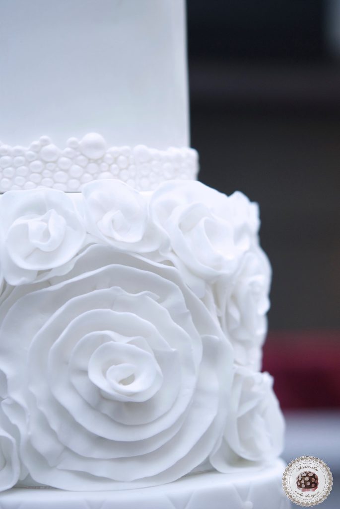 wedding-cake-tarta-de-boda-mericakes-pastel-ruffle-volantes-sugarcraft-cake-designer-disenadora-de-tartas-boda-bridal-cake-barcelona-white-cake-fondant-tartas-decoradas-cake-decor-rose