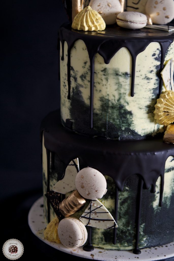 drip-cake-cream-cake-tartas-decoradas-reposteria-creativa-mericakes-barcelona-macarons-black-and-gold-kiss-meringue-birthday-cake-pastel
