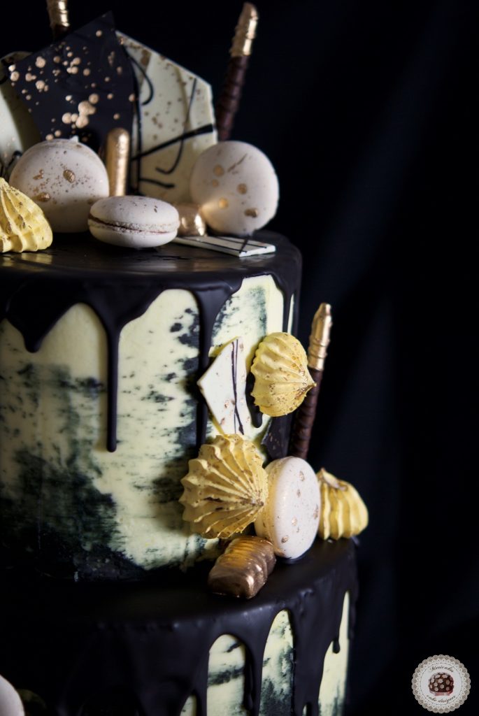 drip-cake-cream-cake-tartas-decoradas-reposteria-creativa-mericakes-barcelona-macarons-black-and-gold-kiss-meringue-birthday-cake-pastel-7