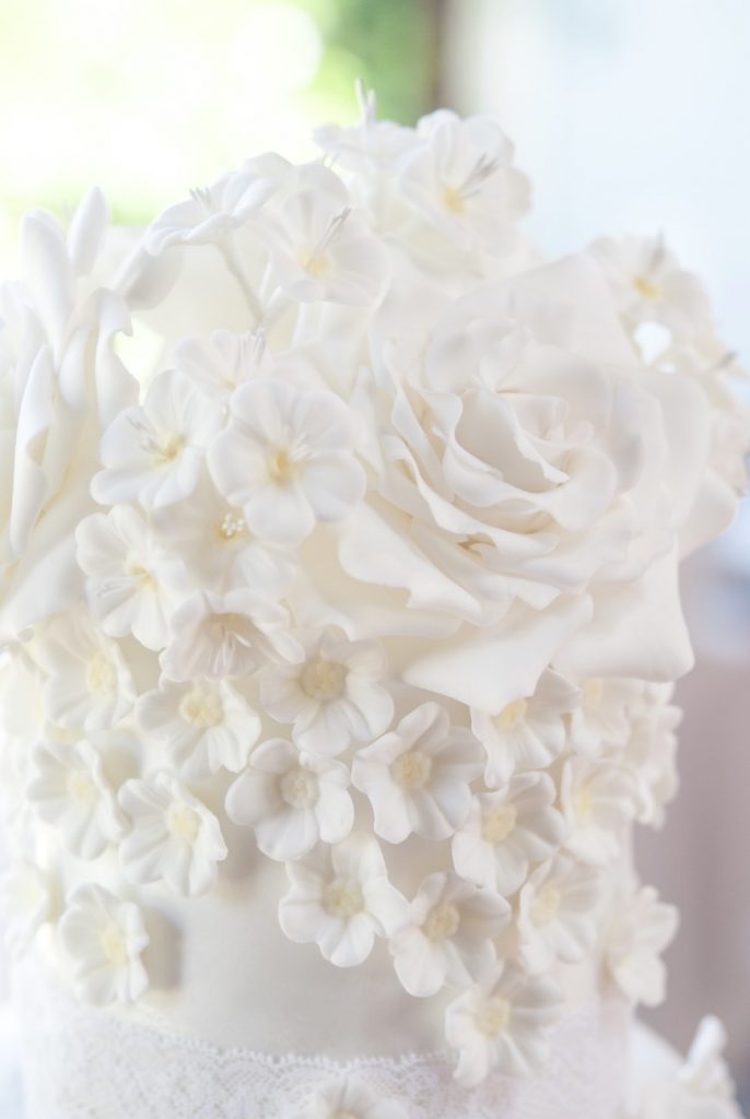 ruffle-roses-bridal-barcelona-weddings-merickes-white-blooms-wedding-cake-tarta-de-boda-tartas-barcelona-fondant