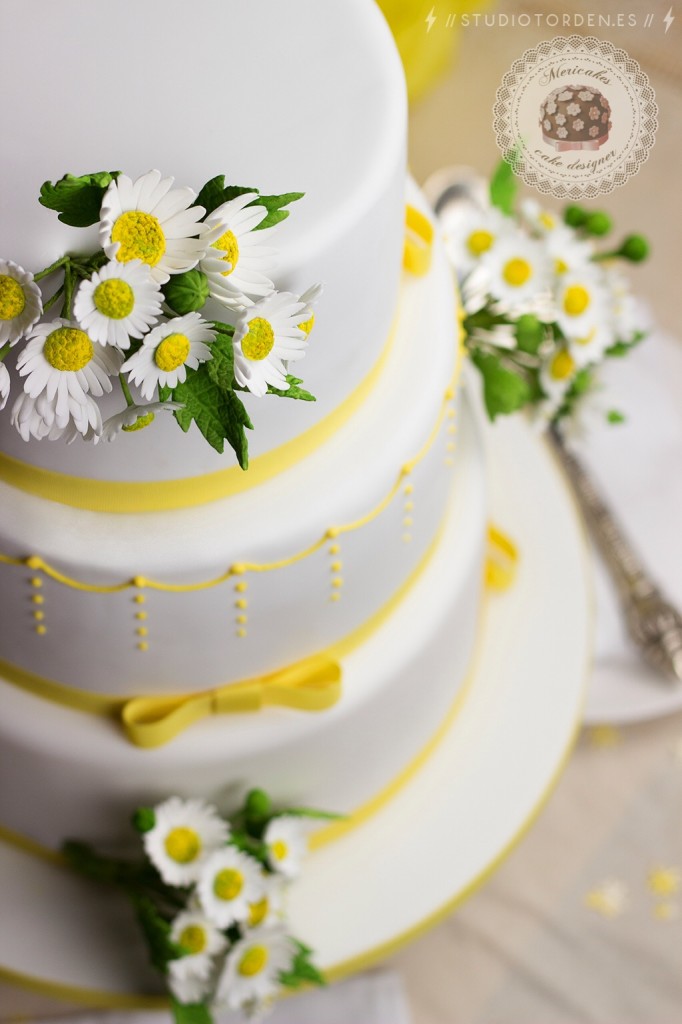 Sweet Daisy blooms Wedding cake