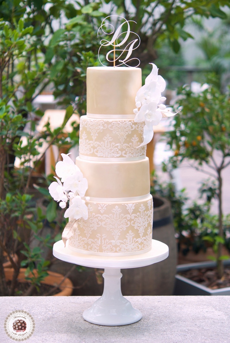 damask-orchid-wedding-cake-tarta-de-boda-mericakes-melia-sky-flores-de-azucar-sugarcraft-fondant-cake-designer-monogram-barcelona-wedding-platano-canela-bridal-satin