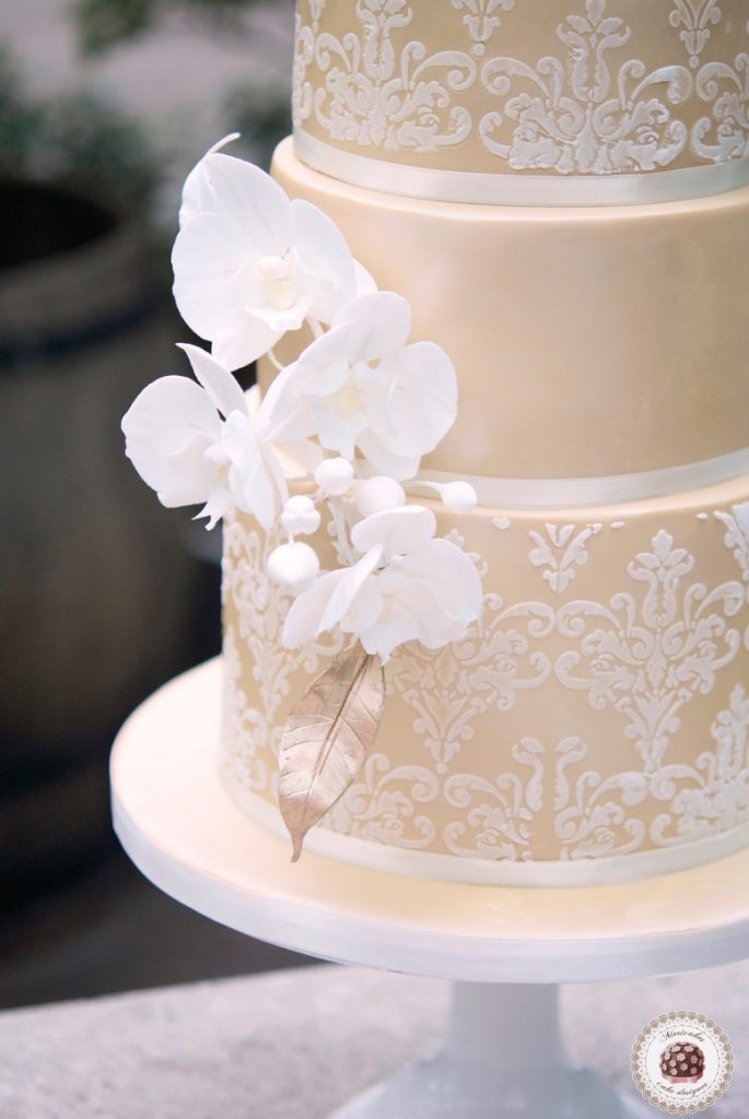 damask-orchid-wedding-cake-tarta-de-boda-mericakes-melia-sky-flores-de-azucar-sugarcraft-fondant-cake-designer-monogram-barcelona-wedding-platano-canela-bridal-satin-12
