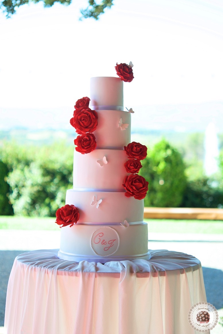 red-roses-wedding-cake-tartas-de-boda-pastel-rosas-bridal-cake-mericakes-real-wedding-barcelona-wedding-mas-de-sant-llei-sugar-flowers-cake-designer