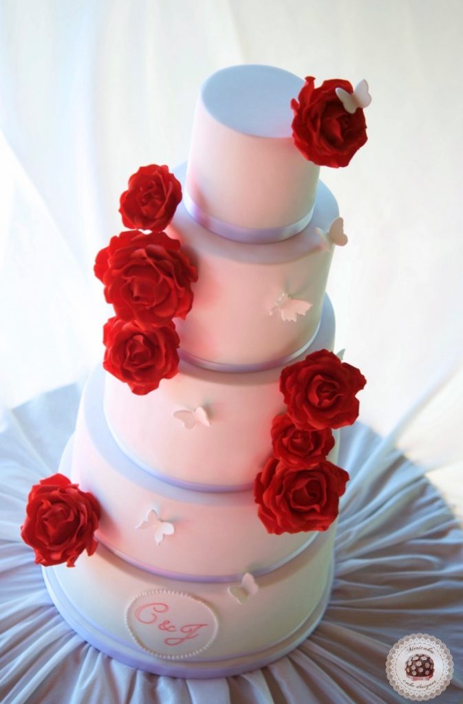red-roses-wedding-cake-tartas-de-boda-pastel-rosas-bridal-cake-mericakes-real-wedding-barcelona-wedding-mas-de-sant-llei-sugar-flowers-cake-designerbutterflies