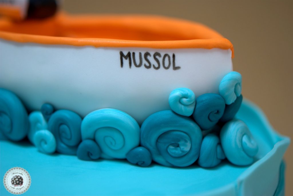 tarta-barca-boat-cake-pastel-mericakes-barcelona-tartas-personalizadas-fondant-vaixell-cumpleanos-reposteria-creativa-sugarcraft-ruffle-ombree-cake-degradado-2
