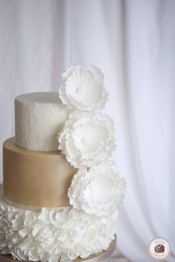wedding-cake-tarta-de-boda-mericakes-lace-ruffle-barcelona-bridal-dress-sugarcraft-fondant-peony-chocolatefondant