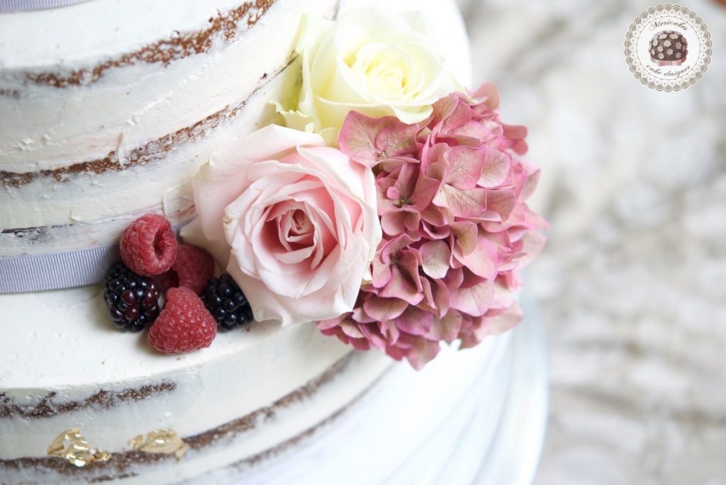 wedding-cake-tarta-de-boda-semi-naked-cake-mericakes-barcelona-bell-reco-tavola-fresh-flowers-almond-cake-wedding-inspiration-10