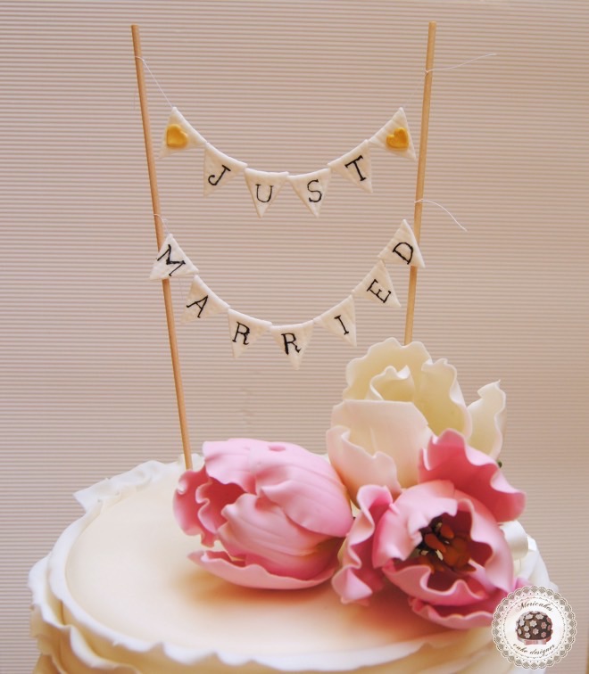 lace-encaje-pastel-tarta-de-pisos-tarta-tarta-de-boda-ruffle-volantes-tulipanes-tulip-sugarflowers-flores-de-azucar-sugarcraft-sugar-art-gum-paste-white-bridal-wedding-cake-2_fotor