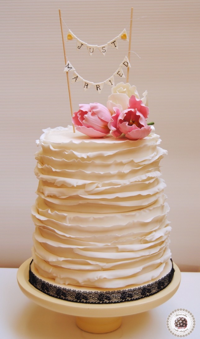 lace-encaje-pastel-tarta-de-pisos-tarta-tarta-de-boda-ruffle-volantes-tulipanes-tulip-sugarflowers-flores-de-azucar-sugarcraft-sugar-art-gum-paste-white-bridal-wedding-cake-