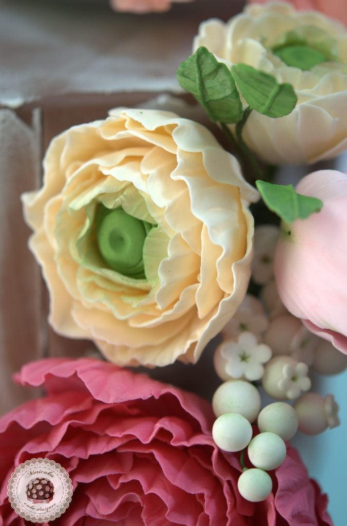 ▷ Figura tarta de comunión Niña con ramo de rosas ❤️ 
