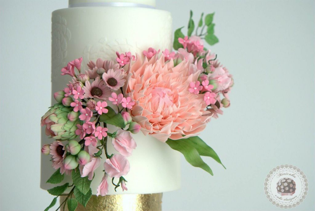 wedding-cake-spring-blooms-mericakes-barcelona-tarta-de-boda-gold-leaf-sugar-flowers-dahlia-sweet-pea-fondant-daisy-10