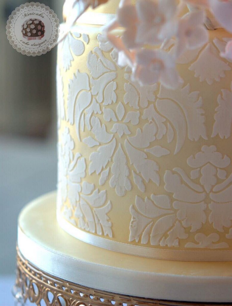 pastel de boda con estampado de damasco