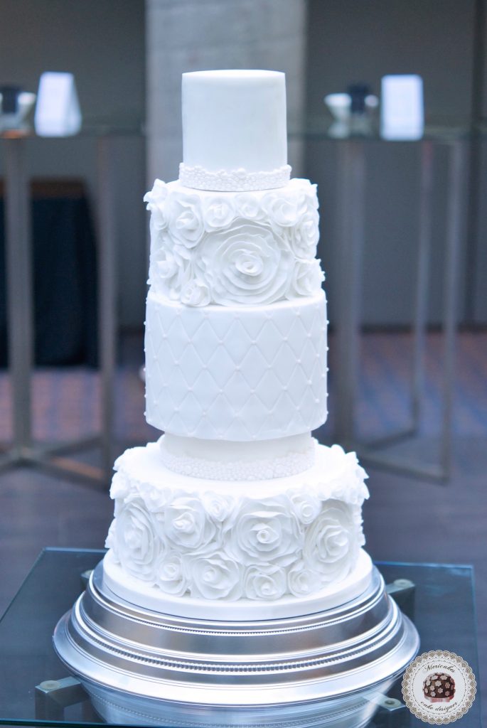 wedding-cake-tarta-de-boda-mericakes-pastel-ruffle-volantes-sugarcraft-cake-designer-disenadora-de-tartas-boda-bridal-cake-barcelona-white-cake-fondant-tartas-decoradas-cake-decor-rose