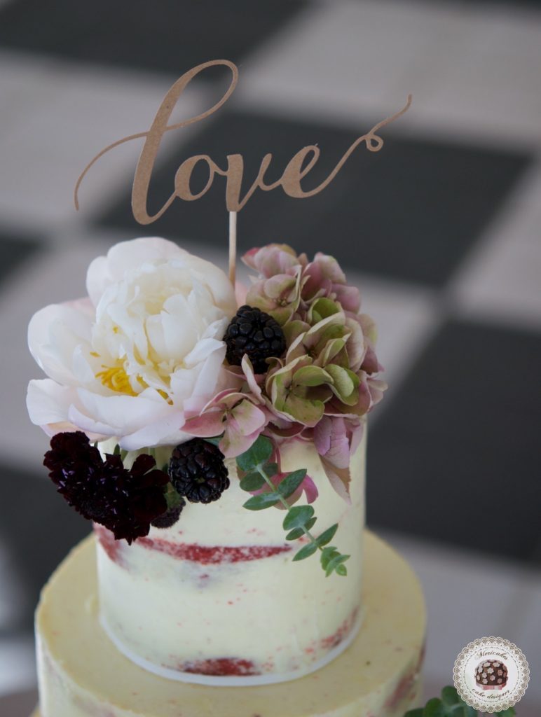 Semi naked cake, wedding cake, tarta de boda, red velvet, mericakes, esther conde catering, castell de sant marsal, flowers cake, peony, wedding cake topper, figs, blackberry, spain wedding 5