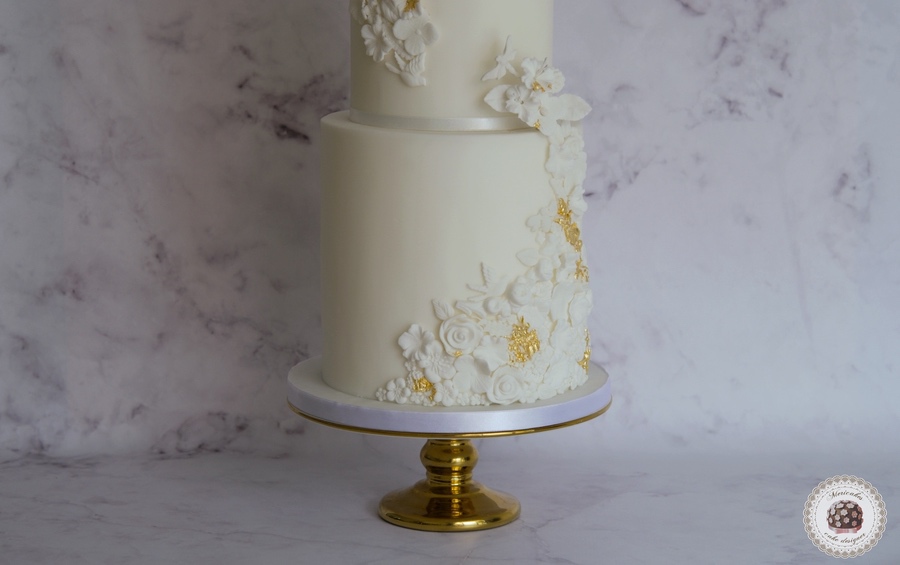 Relief and Gold Wedding Cake