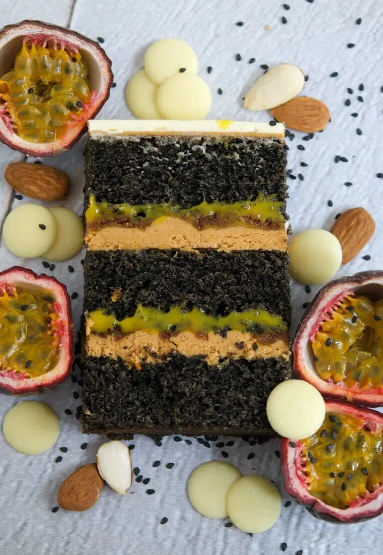 Bizcocho de sésamo negro con crema de chocolate Blanco tostado, crumble de almendra, sésamo negro garrapiñado y curd de maracuyá.