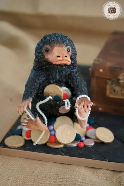 Fantastic Beasts, Animales fantasticos, JK Rowling, tarta, cake, 3D cake, Chocolate plastico, Escarbato, Niffler, Harry Potter, Newt Scamander, maleta, Galleon, Sickle, Knut 32