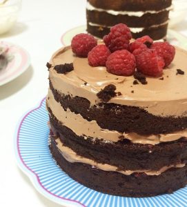 tarta chocolate, frambuesas, naked cake, layer cake, mericakes, pastry chef, barcelona, pasteleria, pastel, cake_Fotor