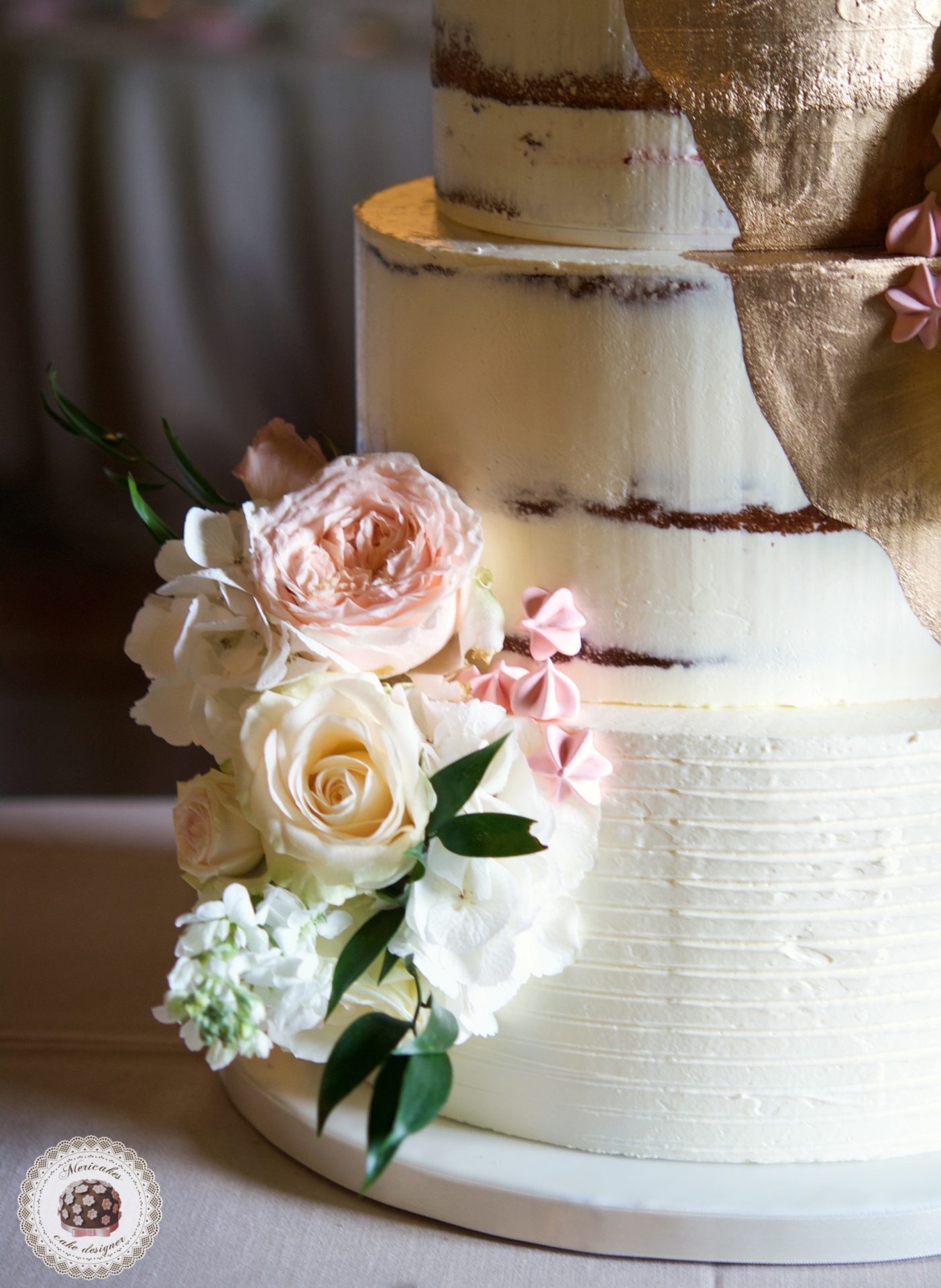 Semi naked cake, gold cake, oro, gold wedding, fresh flowers, mericakes, tartas de boda, wedding cake, la baronia, wedding flowers, roses, cake artist, barcelona, champagne 3