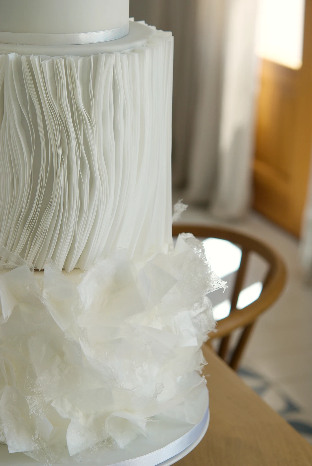 Tarta de boda moderna en papel de oblea