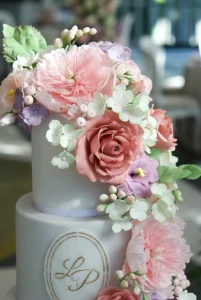 Tarta de boda con más de 150 flores de azúcar