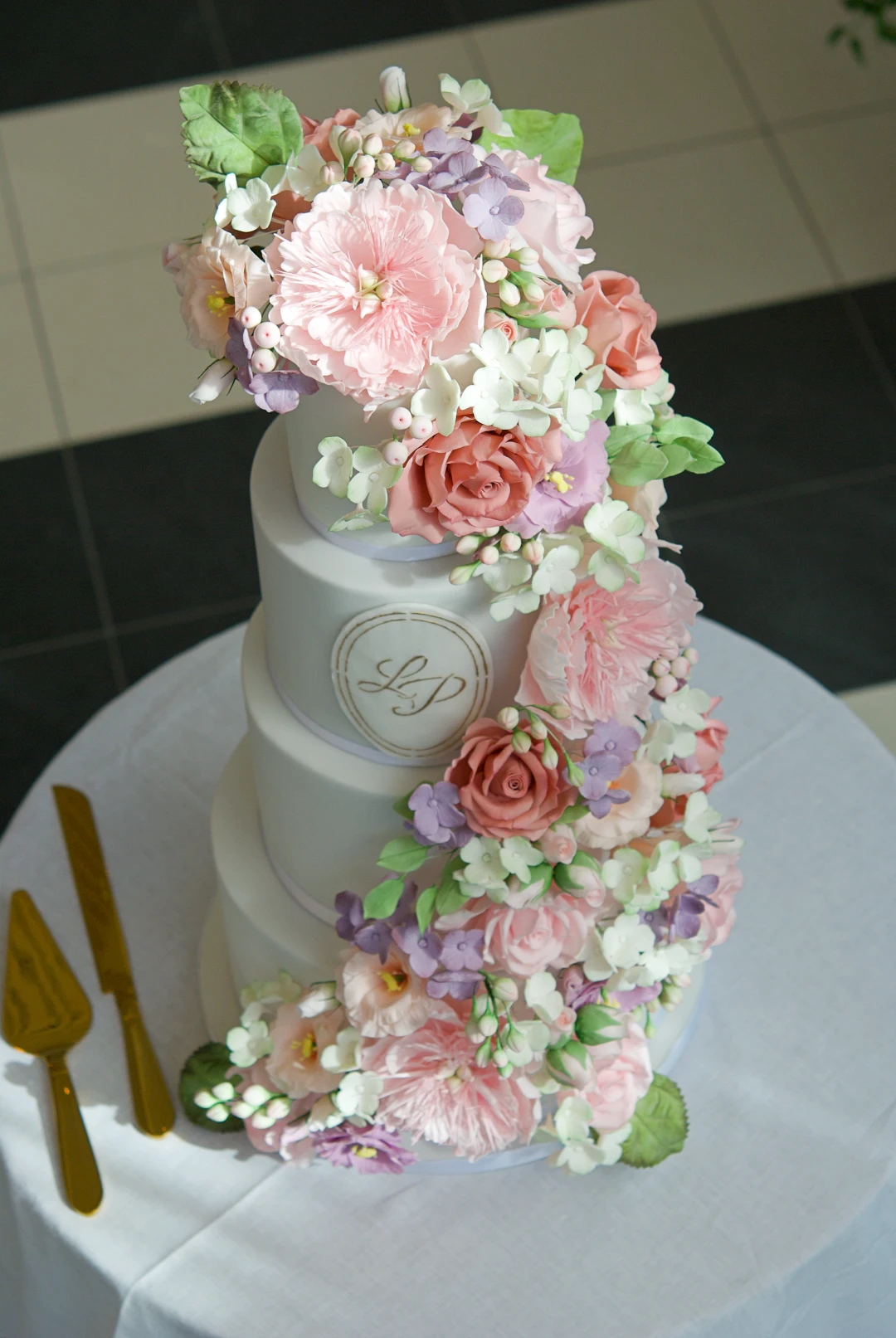 Tarta de boda con más de 150 flores de azúcar