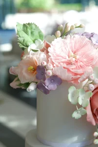 Tarta de boda con más de 150 flores de azúcar