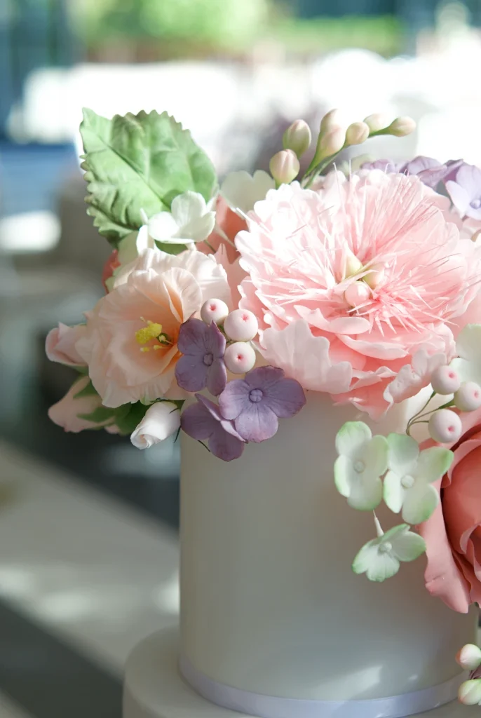 Tarta de boda en Barcelona con más de 150 flores de azúcar