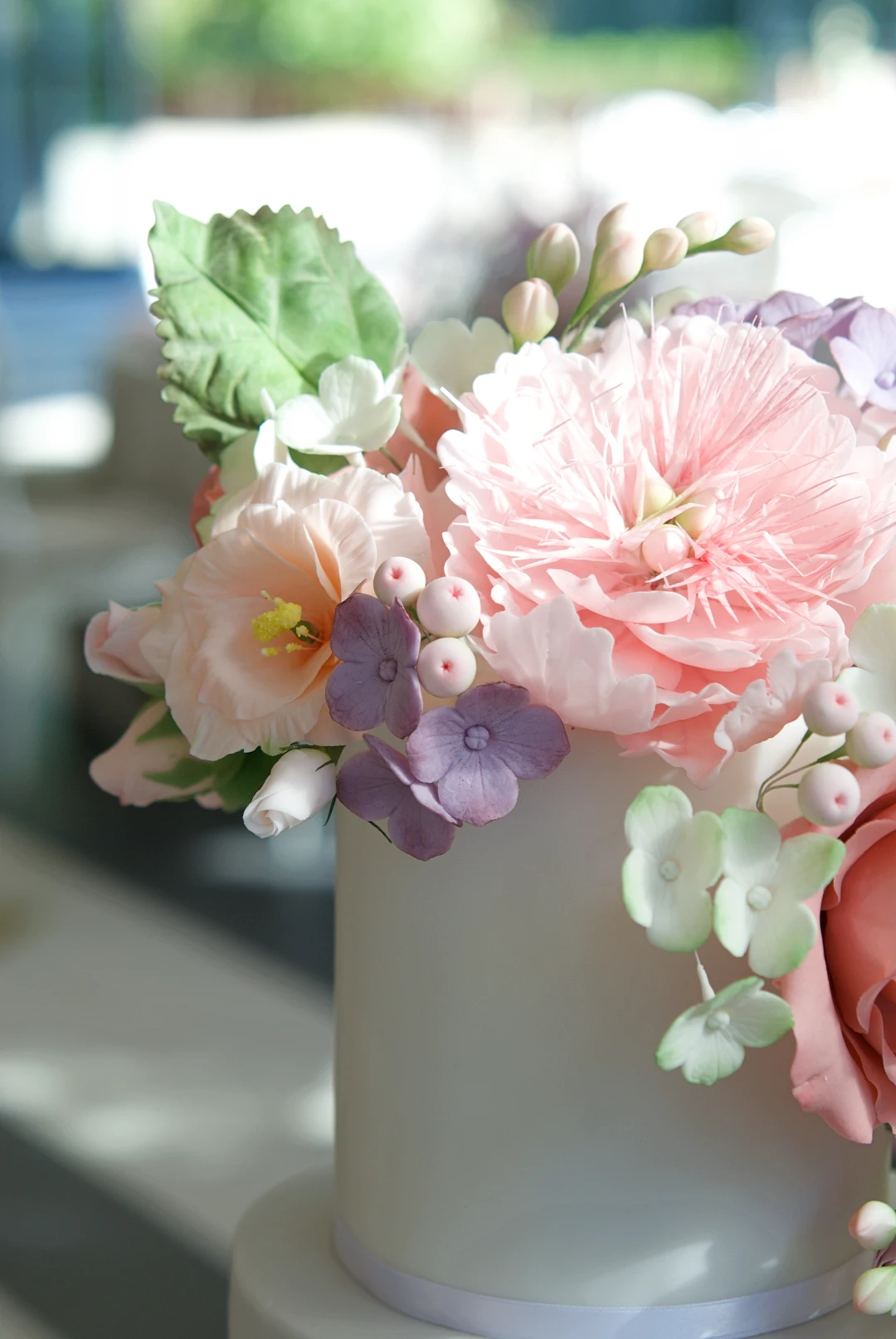 Tarta de boda con más de 150 flores de azúcar
