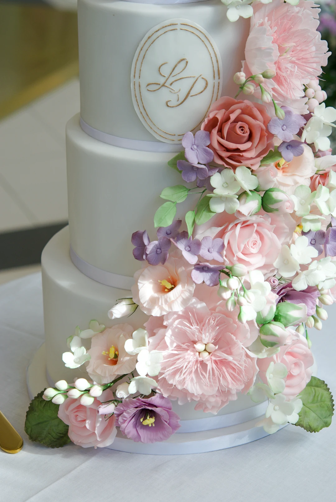 Wedding cake with more than 150 sugar flowers