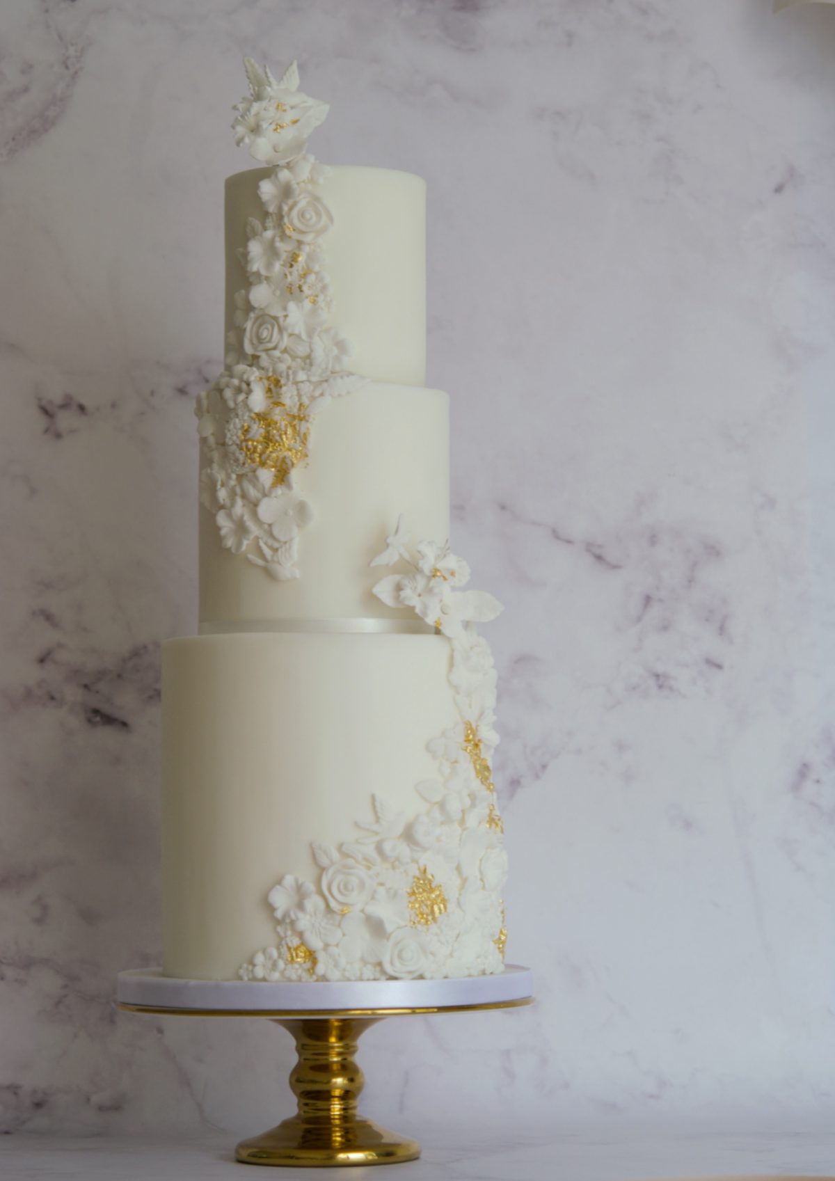 Relief and gold wedding cake