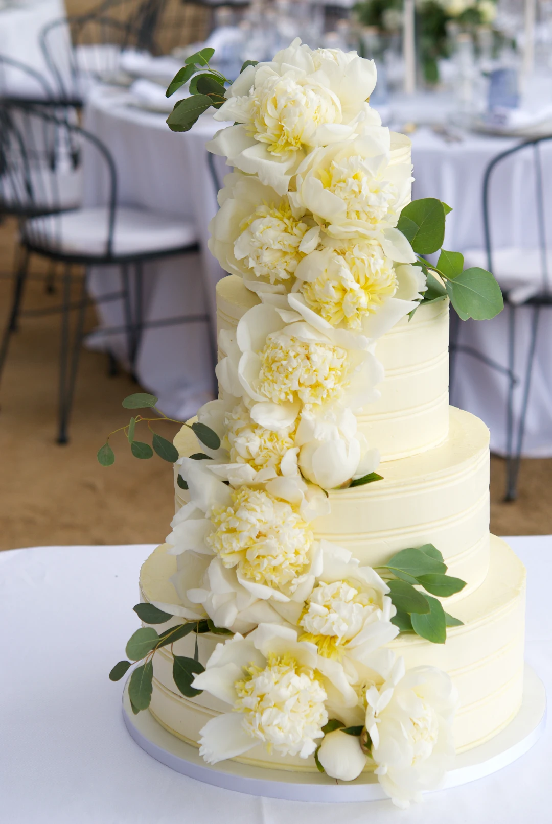 tarta de boda con peonias