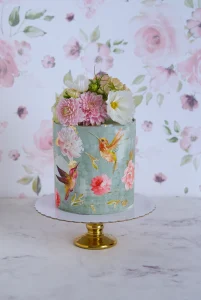 pastel decorado con flor natural y acuarelas