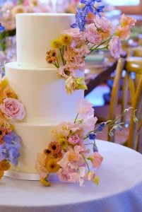 Tarta de boda con flor natural