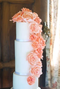 Tarta de boda con cascada de rosas de azúcar