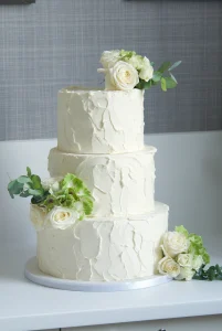 Pastel de bodas con flor natural