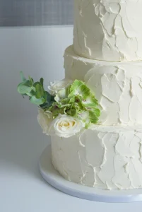 Tarta de boda rustica con flor natural