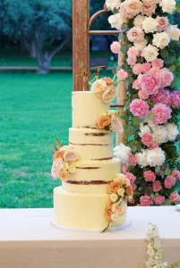 Tarta de boda semi desnuda decorada con rosas