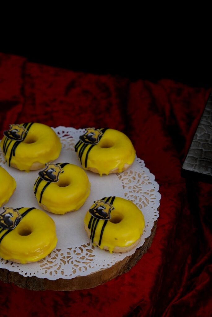 Harry potter cake, hogwarts donuts, harry potter cookies, mericakes