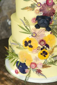 Pastel de boda decorado con flor prensada