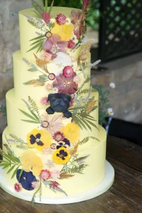 curso tarta de pisos con crema y flor natural