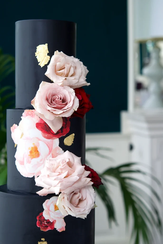 Black wedding cake with watercolour roses and gold leaf by Mericakes, Barcelona