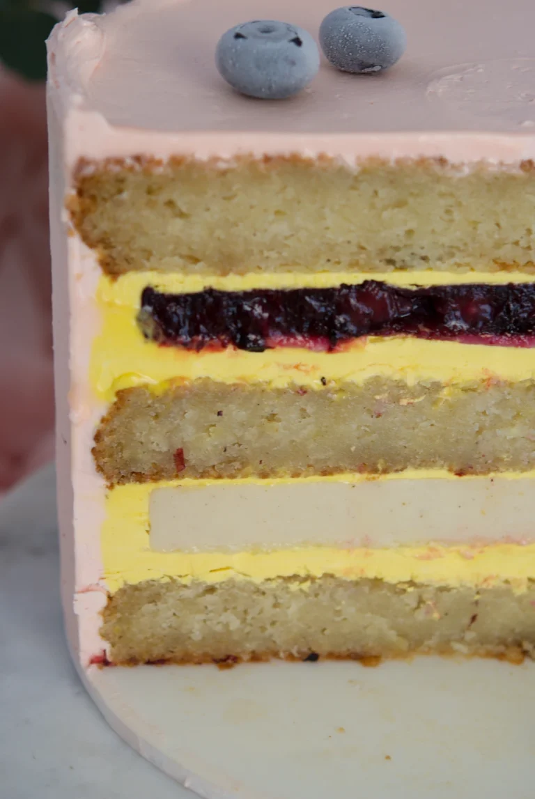 Tarta vegana de limon y semillas de amapola, cheesecake, arandanos y crema de maracuya