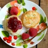 Scones con clotted cream y mermelada