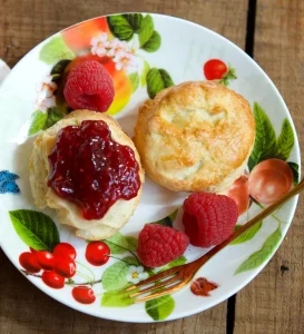 Scones con clotted cream y mermelada